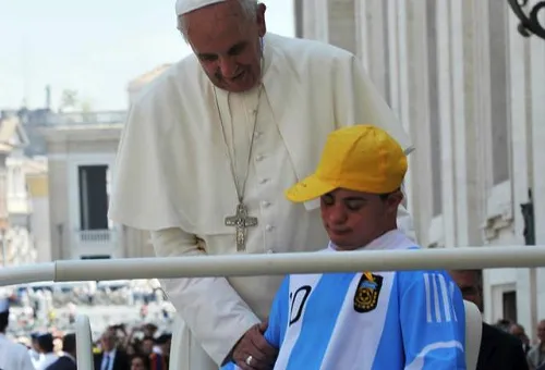 Francisco invita a joven con síndrome de Down a subir al papamóvil
