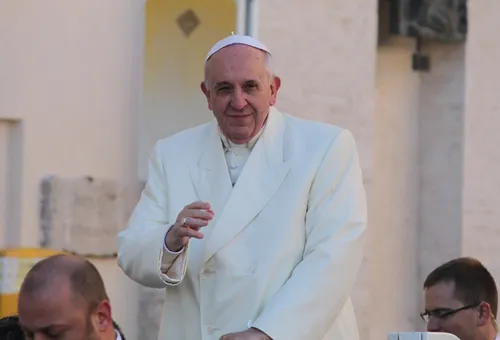 Dios nos ha elegido desde siempre para vivir una vida santa, dice el Papa