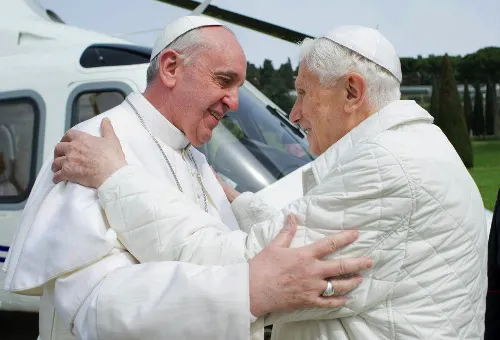 Papa Francisco y Obispo emérito de Roma Benedicto XVI