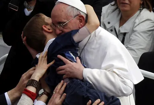 VIDEO: Abrazo del Papa a niño con discapacidad fue para todos los pobres, asegura su padre