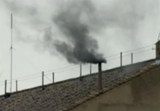 VIDEO: Segunda fumata negra en el Vaticano: La Iglesia sigue esperando al nuevo Papa