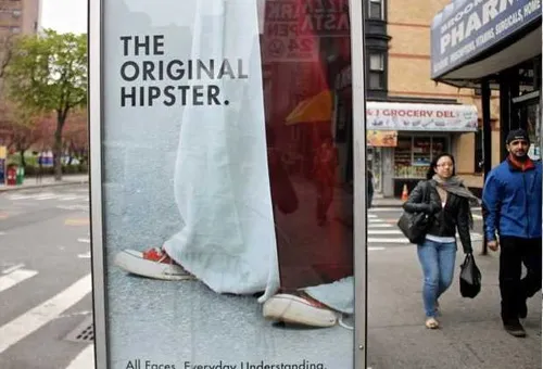 Uno de los anuncios en una parada de autobus