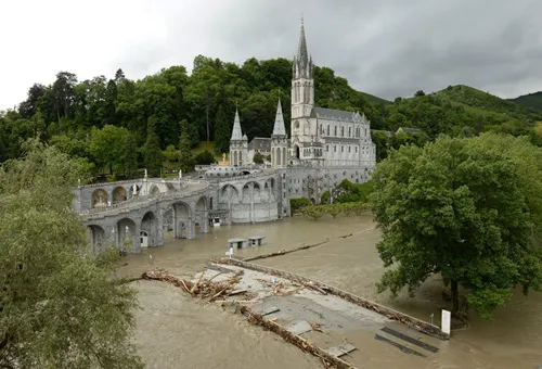 Francia: Alcalde de Lourdes apela al Papa para superar catástrofe