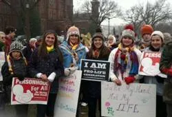 Jóvenes participantes en la Marcha por la Vida 2013