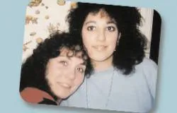 Marla Cardamone junto a su madre, Deborah (Foto: Folleto de Life Dynamics)
