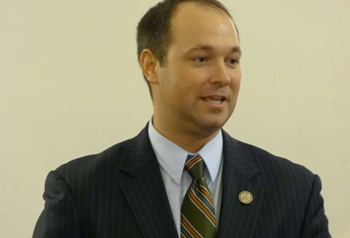 Congresista de EE.UU. revela que su madre estuvo a punto de abortarlo