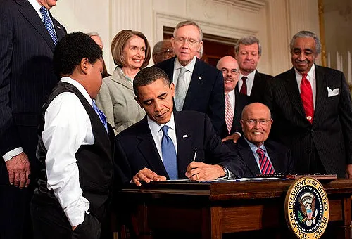 Obama firma la ley Obamacare. Foto: Pete Souza (CC BY 2.0)