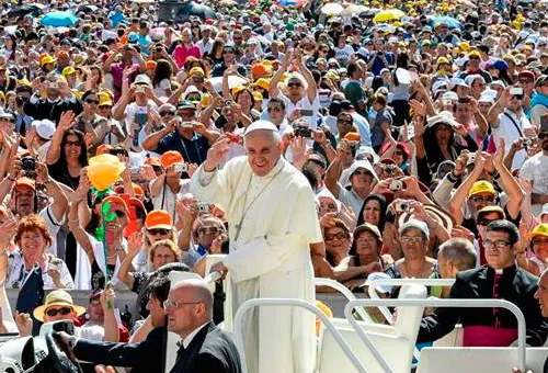 "La Iglesia no está formada sólo por los curas, la Iglesia somos todos", dice el Papa