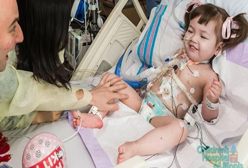 Califican de milagro implante a niña de dos años de tráquea generada con su propia médula ósea