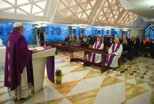 El Papa Francisco celebra Misa en la capilla de la Casa Santa Marta (foto news.va)