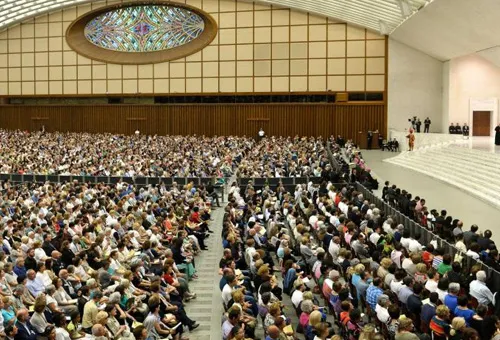 El Aula Pablo VI abarrotada para escuchar la catequesis del Papa