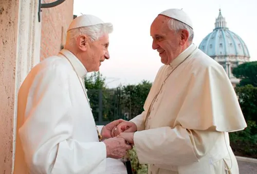 Benedicto XVI y el Papa Francisco en uno de sus encuentros (Foto News.va)