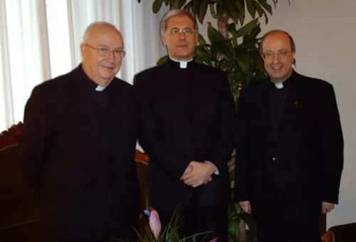 P. Fernando Vérgez (izquierda), Mons. Renato Boccardo (al centro) y P. Silvio Sassi. Foto: Sitio web de Regnum Christi