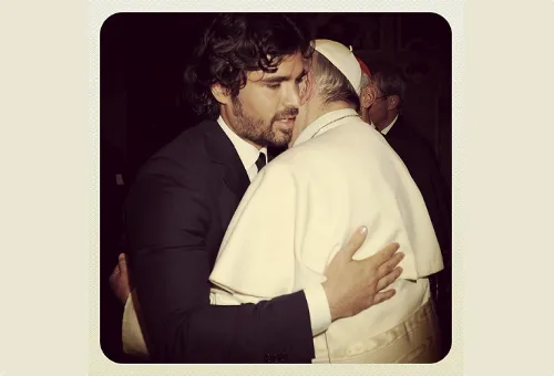 Eduardo Verástegui abrazando al Papa Francisco. Foto: Instagram de Eduardo Verástegui