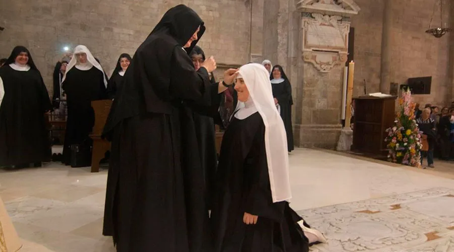 Colocación del velo, símbolo de dignidad / Foto: Arquidiócesis de Trani-Barletta-Bisceglie