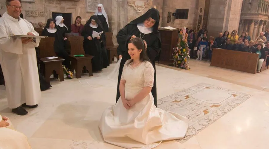 Sor Maria Vittoria della Croce en la ceremonia de vestición