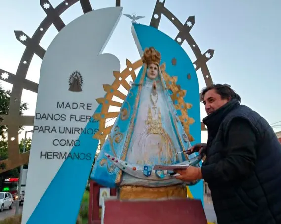 Gustavo Navone restaurando la Virgen de Luján vandalizada / Foto: AICA