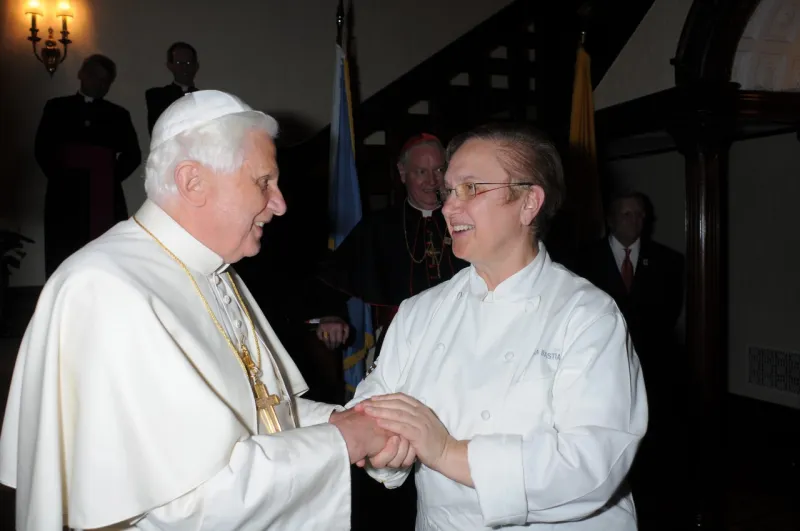 Lidia Bastianich saludando a Benedicto XVI en Estados Unidos / Foto: Vatican Media