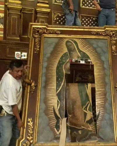 Un hombre muestra los daños a la pintura de la Virgen de Guadalupe