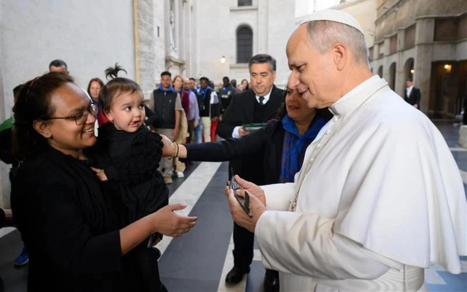 Nadia Howlader recibió una llave de un nuevo apartamento de manos del Papa León XIV el 16 de noviembre, en la novena Jornada Mundial de los Pobres.?w=200&h=150