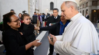 Nadia Howlader recibió una llave de un nuevo apartamento de manos del Papa León XIV el 16 de noviembre, en la novena Jornada Mundial de los Pobres.