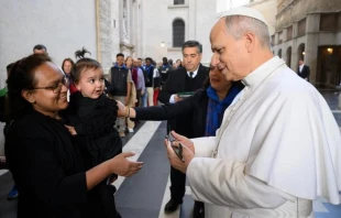 Nadia Howlader recibió una llave de un nuevo apartamento de manos del Papa León XIV el 16 de noviembre, en la novena Jornada Mundial de los Pobres. Crédito: Vatican Media.