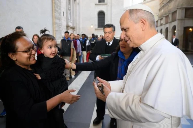Nadia Howlader recibió una llave de un nuevo apartamento de manos del Papa León XIV