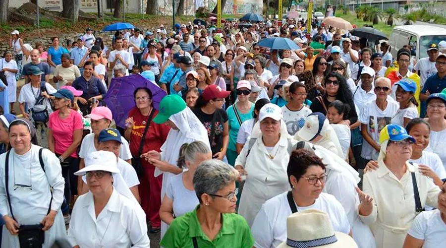Fieles participan en Vialucis por la paz en Venezuela / Foto: CEV?w=200&h=150
