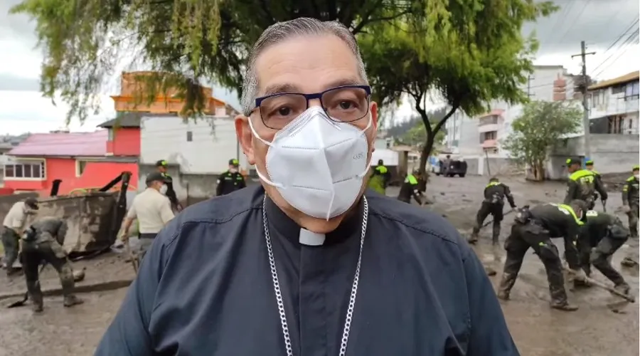 Arzobispo de Quito en Pambachupa, una de las zonas afectadas por el aluvión en Quito, Ecuador. Crédito: Facebook - Arquidiócesis de Quito.?w=200&h=150