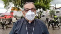 Arzobispo de Quito en Pambachupa, una de las zonas afectadas por el aluvión en Quito, Ecuador. Crédito: Facebook - Arquidiócesis de Quito.