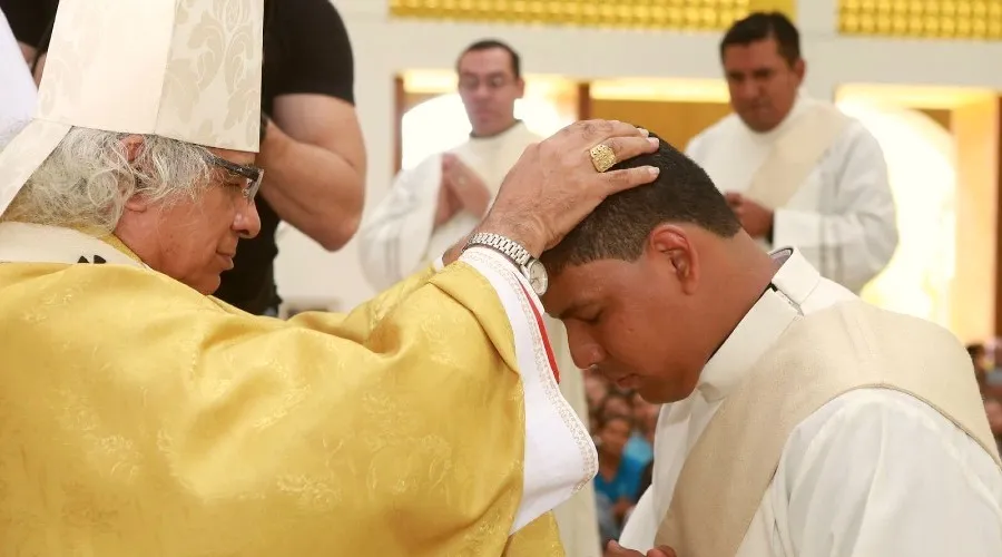 El Cardenal Leopoldo Brenes, Arzobispo de Managua, en ceremonia de ordenación sacerdotal. Crédito: Lázaro Gutiérrez B. / Arquidiócesis de Managua.