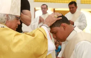  El Cardenal Leopoldo Brenes, Arzobispo de Managua, en ceremonia de ordenación sacerdotal. Crédito: Lázaro Gutiérrez B. / Arquidiócesis de Managua. 