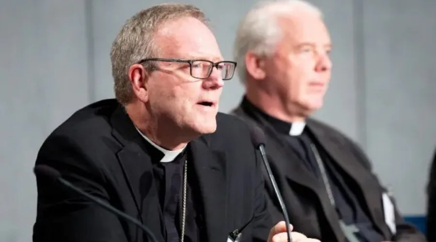 Mons. Robert Barron en la Oficina de Prensa del Vaticano el 12 de octubre de 2018. Crédito: Daniel Ibáñez - CNA.