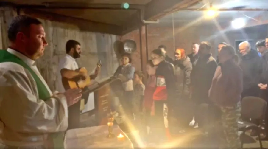 VIDEO: En Miércoles de Ceniza refugiados rezan por la paz en una iglesia de Ucrania