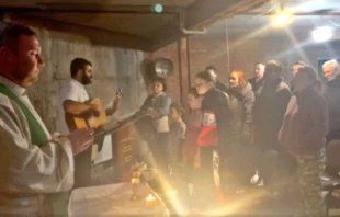 P. Lucas Perozzi Jorge y refugiados en Kiev, Ucrania. Cru00e9dito: Captura de video de Vatican News. 