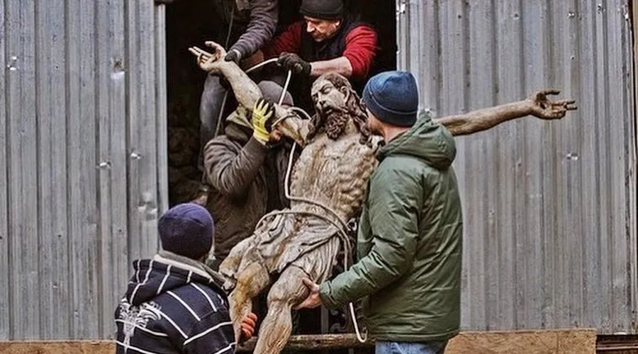 Estatua de Cristo crucificado siendo retirada de la Catedral armenia de Leópolis, Ucrania. Crédito: Twitter de Tim Le Berre?w=200&h=150