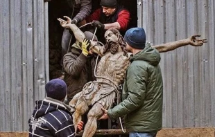 Estatua de Cristo crucificado siendo retirada de la Catedral armenia de Leu00f3polis, Ucrania. Cru00e9dito: Twitter de Tim Le Berre 