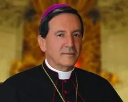 Mons. Rubén Salazar.