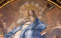 Cuando el Papa Pío IX declaró la doctrina de la Inmaculada Concepción de la Virgen María el 8 de diciembre de 1854, mandó añadir una corona de oro al mosaico de María, Virgen Inmaculada, en la Capilla del Coro de la Basílica de San Pedro.