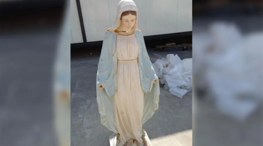 Estatua de la Virgen María profanada por ISIS que será bendecida por el Papa en Erbil, Irak. Crédito: Rocchi/SIR.