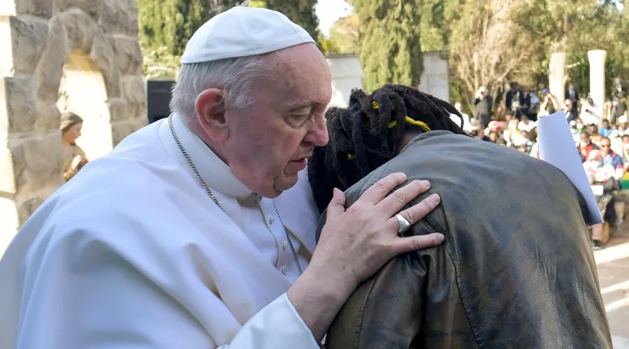 Papa Francisco abraza a Daniel Jude Oukegual. Crédito: Vatican Media.?w=200&h=150