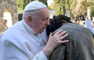 Papa Francisco abraza a Daniel Jude Oukegual. Cru00e9dito: Vatican Media. 