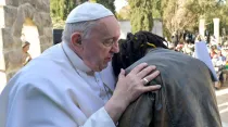 Papa Francisco abraza a Daniel Jude Oukegual. Crédito: Vatican Media.