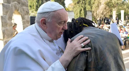 Esta es la historia del abrazo del Papa Francisco que se hizo viral