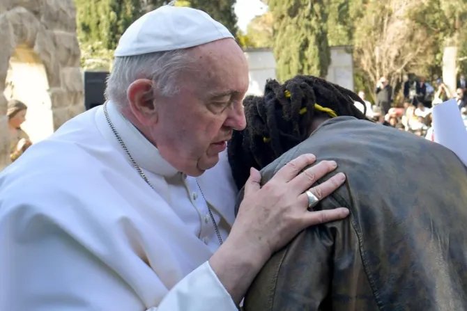 Esta es la historia del abrazo del Papa Francisco que se hizo viral