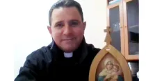 P. Bladimir Navarro. Crédito: Captura de video de Facebook de la entrevista realizada al P. Navarro por el programa "Sexto Continente" de la Radio Católica Online TV. 