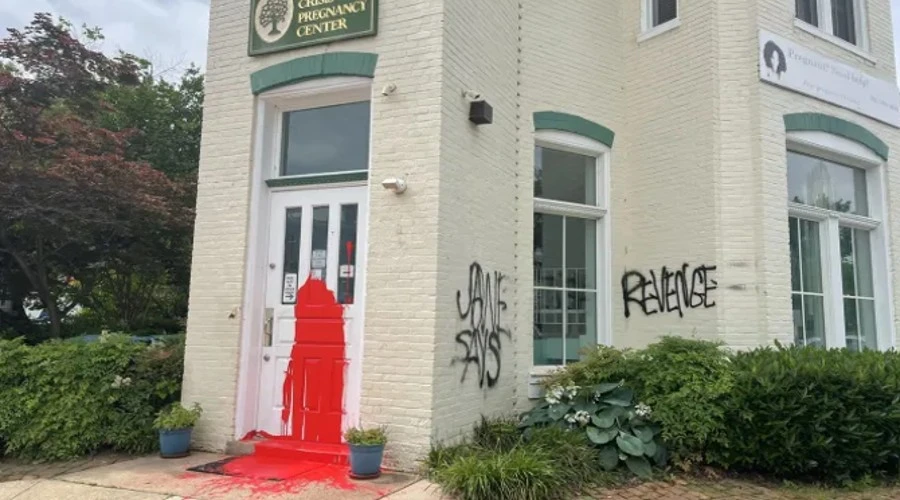 Acto de vandalismo contra el Capitol Hill Pregnancy Center del 3 de junio. Crédito: Mary Margaret Olohan, reportera de The Daily Wire.?w=200&h=150