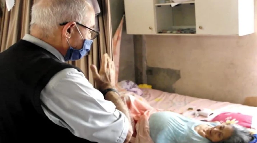 P. u00d3scar Uribe Cuartas bendiciendo a una mujer anciana. Cru00e9dito: Arquidiu00f3cesis de Guayaquil, Ecuador.?w=200&h=150