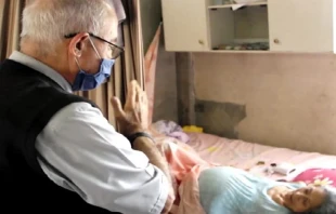 P. u00d3scar Uribe Cuartas bendiciendo a una mujer anciana. Cru00e9dito: Arquidiu00f3cesis de Guayaquil, Ecuador. 