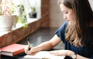 Imagen referencial de mujer trabajando. Cru00e9dito: Hannah Olinger / Unsplash. 